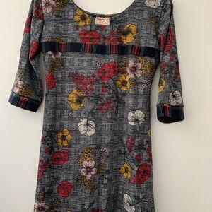 Vintage-Inspired Floral Scoop Neck Midi Dress in Gray with Red & Yellow Blooms
